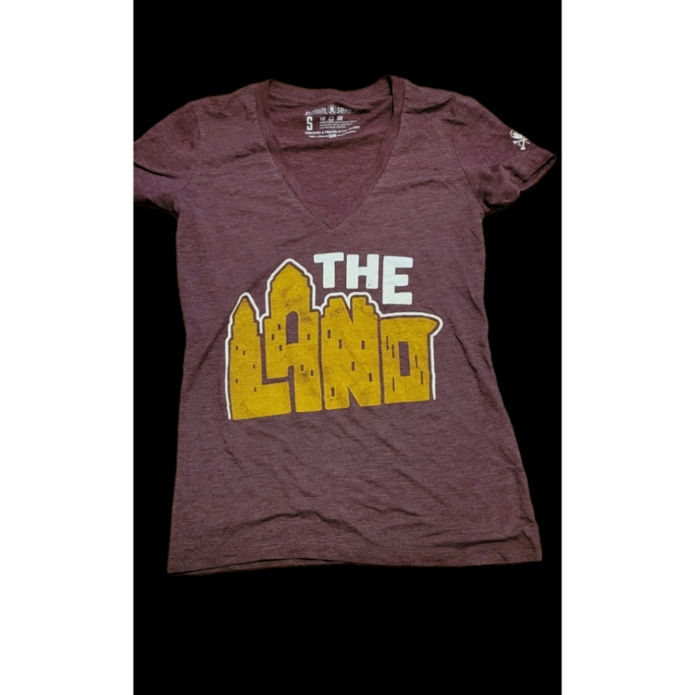 Sz small Clevland The Land tshirt burgandy